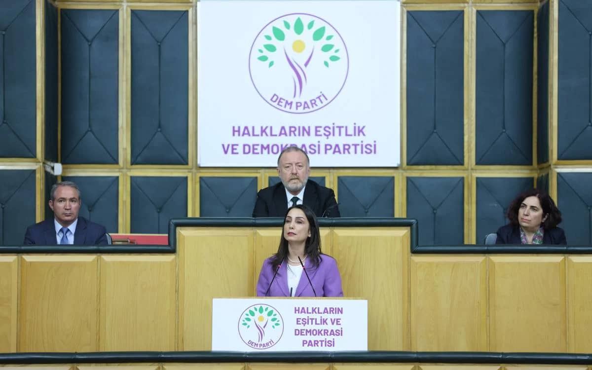 dem-parti-es-genel-baskanlari-meclis-teki-bilgilendirme-toplantisina-katilmadi.webp