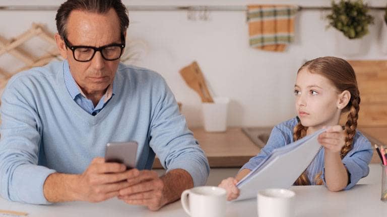 parents-smartphone-obsession-is-affecting-your-kids-behavior.jpg