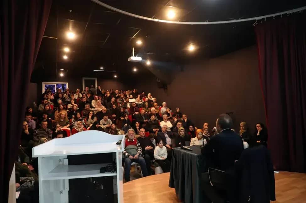 “Gerçek özgürlük, farkında olmadan kabullendiğimiz kalıpları sorgulamakla başlar”