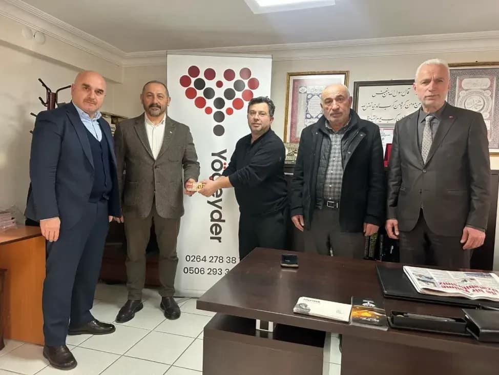Müteahitler alışveriş çeklerini teslim etti